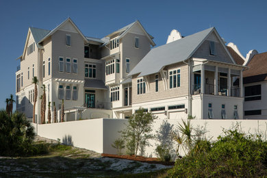 他の地域にあるビーチスタイルのおしゃれな家の外観 (混合材サイディング、ウッドシングル張り) の写真