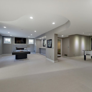 ミネアポリスの中サイズのコンテンポラリースタイルのおしゃれな地下室 (全地下、グレーの壁、カーペット敷き、標準型暖炉、コンクリートの暖炉まわり) の写真