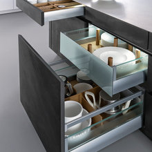 KITCHEN CABINET/PULLOUTS