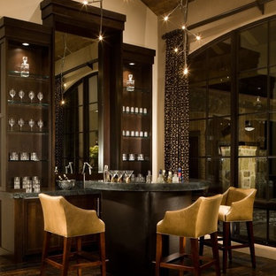 デンバーの中サイズのモダンスタイルのおしゃれな着席型バー (シェーカースタイル扉のキャビネット、濃色木目調キャビネット、ソープストーンカウンター、濃色無垢フローリング) の写真