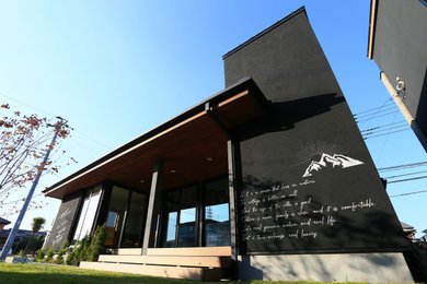 Foto de fachada de casa negra y negra minimalista pequeña de una planta con revestimientos combinados, tejado a dos aguas y tejado de metal