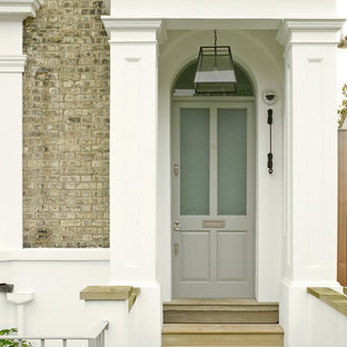 Удачное сочетание для дизайна помещения: входная дверь среднего размера в викторианском стиле с одностворчатой входной дверью, серой входной дверью и коричневыми стенами - самое интересное для вас