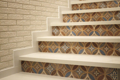 Modelo de escalera curva escandinava grande con escalones de madera y contrahuellas con baldosas y/o azulejos