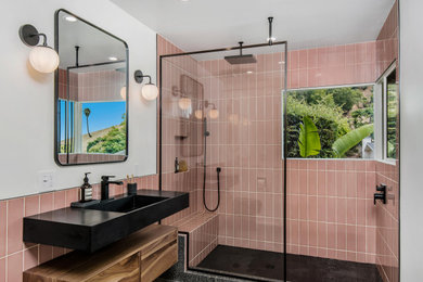 ロサンゼルスにあるお手頃価格の中くらいなコンテンポラリースタイルのおしゃれなマスターバスルーム (中間色木目調キャビネット、洗面台1つ、フローティング洗面台) の写真