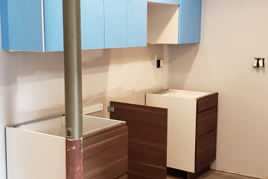 Kitchen - modern kitchen idea in New York