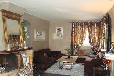 Design ideas for a transitional family room in Le Havre.