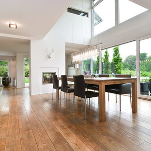 エッセンの広いコンテンポラリースタイルのLDKの画像 (白い壁、無垢フローリング)