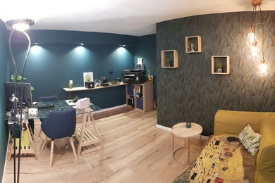 Aménagement d'un bureau contemporain de taille moyenne avec un mur bleu, sol en stratifié, un bureau indépendant et un sol beige.