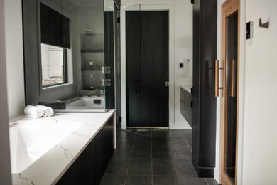 Modelo de cuarto de baño moderno con suelo de baldosas de porcelana y ducha con puerta con bisagras