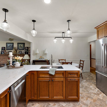 Starmark Cherry Avendale Kitchen in Butterscotch w/ Chocolate Glaze