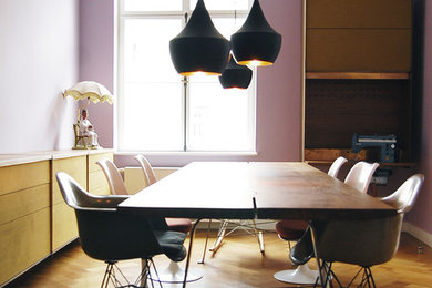 Foto de comedor actual de tamaño medio abierto con paredes púrpuras y suelo de madera clara