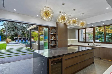 Mid-sized kitchen photo in Las Vegas