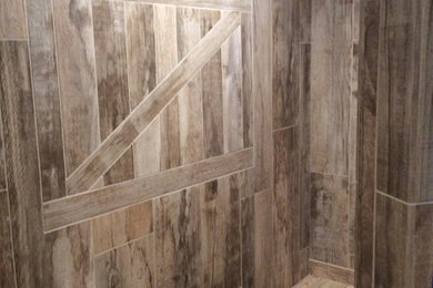 Diseño de cuarto de baño de estilo de casa de campo con ducha abierta y baldosas y/o azulejos de porcelana
