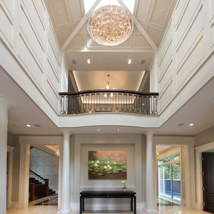 Idee per un grande corridoio classico con pareti bianche e pavimento in granito