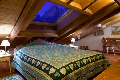 Modelo de dormitorio principal rural con madera y madera
