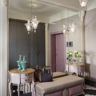 Новый формат декора квартиры: прихожая среднего размера в классическом стиле с серыми стенами, полом из керамогранита и одностворчатой входной дверью