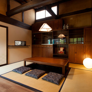 Asiatisches Esszimmer mit Tatami-Boden und braunem Boden in Sonstige