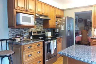 Kitchen - traditional kitchen idea in Toronto