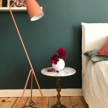 Schlafzimmer mit grüner Wand und Altrosa Accessoires