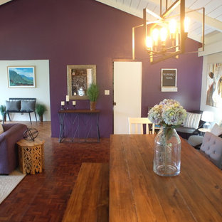 Foton och inredningsidéer för lantliga vardagsrum, med lila väggar