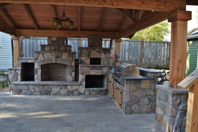 Cette photo montre une terrasse de taille moyenne avec une cuisine d'été, des pavés en béton et un gazebo ou pavillon.