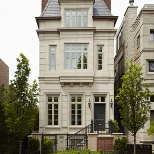 Новый формат декора квартиры: огромный, трехэтажный фасад таунхауса бежевого цвета в классическом стиле