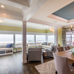 サンルイスオビスポの中サイズのビーチスタイルのLDKの画像 (黄色い壁、無垢フローリング、暖炉なし)