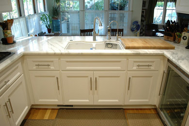 Transitional kitchen photo in Los Angeles