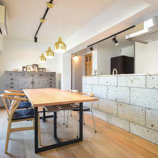 東京23区のエクレクティックスタイルのおしゃれなダイニング (白い壁、淡色無垢フローリング、茶色い床) の写真