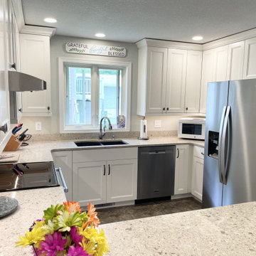 G-Shaped Kitchen in Linen White Cabinet