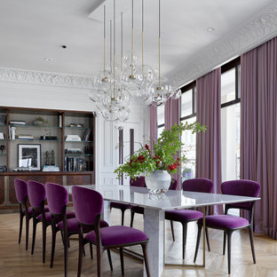 Offenes, Großes Modernes Esszimmer mit weißer Wandfarbe, hellem Holzboden und braunem Boden in Moskau