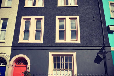 Maritimes Haus mit schwarzer Fassadenfarbe in Sonstige