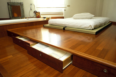 Diseño de dormitorio principal de estilo zen pequeño con paredes amarillas y suelo de madera clara