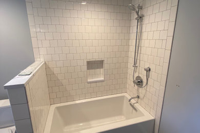 Foto de cuarto de baño de pie minimalista pequeño con armarios con paneles empotrados