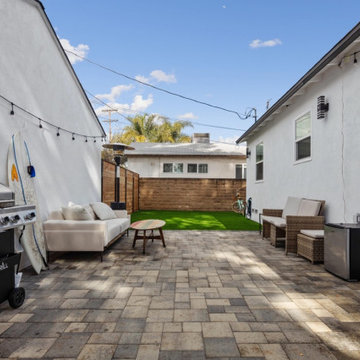 Modern Side Yard Patio In Van Nuys