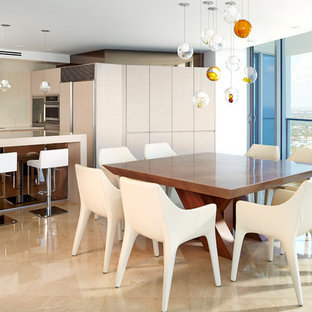 Große Maritime Wohnküche mit weißer Wandfarbe und Marmorboden in Miami