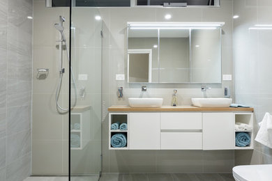 Inspiration for a modern bathroom in Hobart.