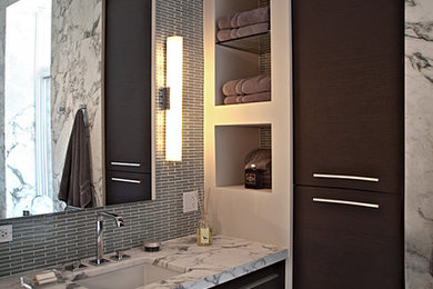 Example of a transitional bathroom design in Chicago