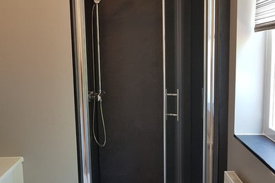 Imagen de cuarto de baño ecléctico pequeño con puertas de armario blancas