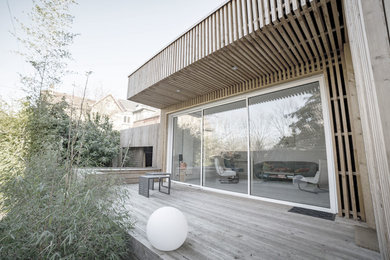 Inspiration pour une terrasse latérale craftsman de taille moyenne avec un auvent.
