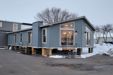 Example of a mid-sized mountain style one-story vinyl house exterior design in Minneapolis