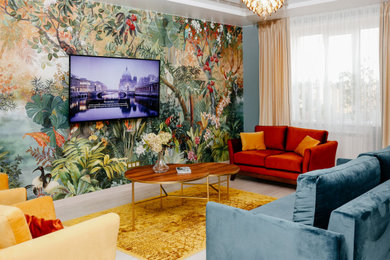Пример оригинального дизайна: открытая гостиная комната среднего размера в современном стиле с зелеными стенами, светлым паркетным полом, телевизором на стене, бежевым полом и многоуровневым потолком