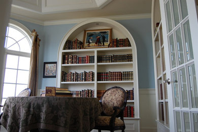 Example of a classic home office design in Columbus