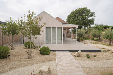 Nautical courtyard patio in Sussex with gravel and a roof extension.