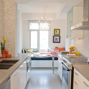 Пример оригинального дизайна интерьера: параллельная, отдельная кухня в современном стиле с техникой из нержавеющей стали, двойной раковиной, столешницей из кварцевого композита, плоскими фасадами, белыми фасадами, серым фартуком, фартуком из каменной плитки и полом из керамогранита