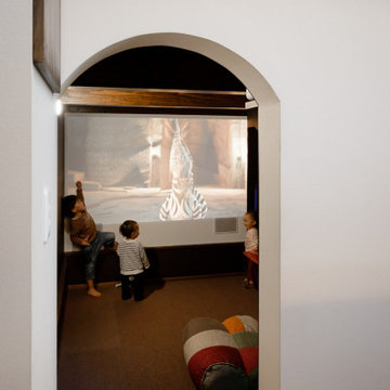 半地下にあるシアタールーム