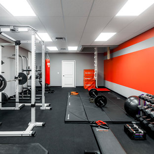 オーランドの大きいモダンスタイルのおしゃれなトレーニングルーム (グレーの壁、黒い床) の写真