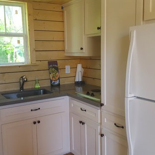 Стильный дизайн: маленькая угловая кухня с кладовкой, врезной раковиной, фасадами в стиле шейкер, желтыми фасадами, столешницей из кварцита, желтым фартуком, фартуком из дерева, белой техникой и светлым паркетным полом - последний тренд