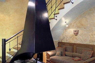 Стильный дизайн: открытая гостиная комната среднего размера в средиземноморском стиле с желтыми стенами, полом из керамической плитки, двусторонним камином, фасадом камина из металла и бежевым полом - последний тренд