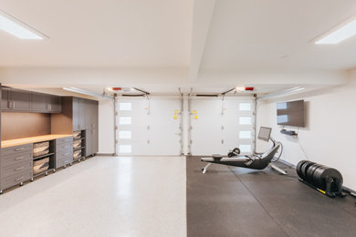 Идея дизайна: большой пристроенный гараж с мастерской для двух машин